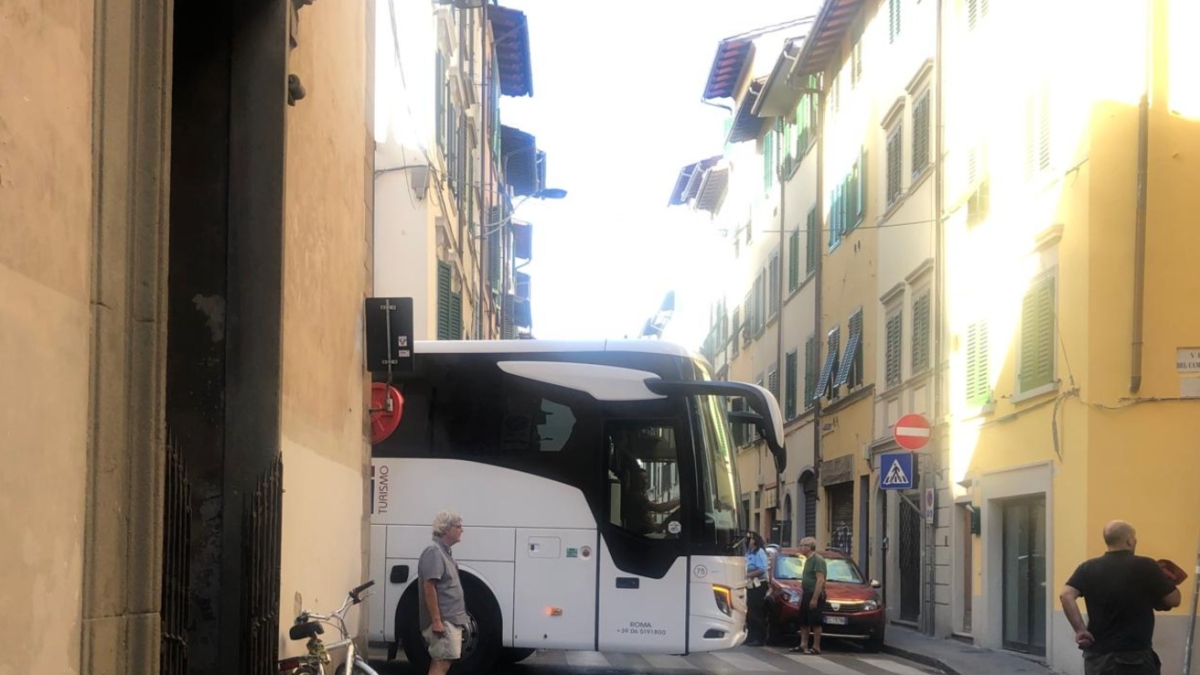 Firenze, niente multa al pullman dei turisti incastrato in Oltrarno: è tutto regolare