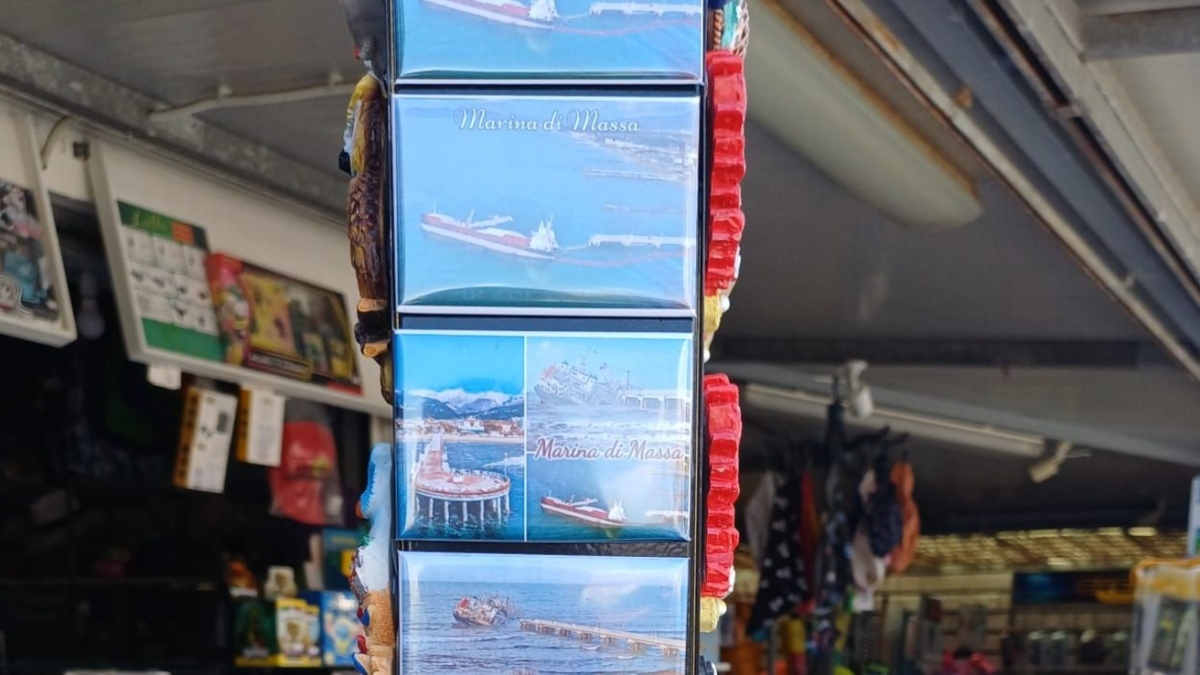 Nave Guang Rong a Marina di Massa, il relitto da flagello a souvenir: «Le calamite si vendono a centinaia»