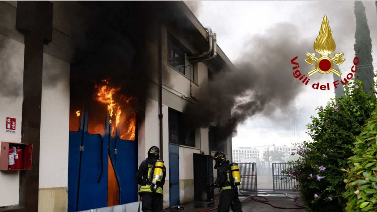 Incendio a Scandicci, rogo in un edificio industriale che lavora metalli
