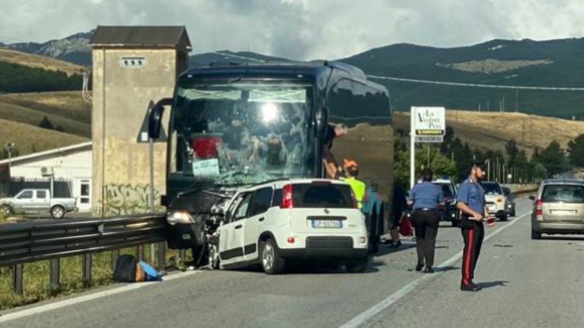 Rivisondoli, scontro frontale tra un pullman e un'auto: morti due operai napoletani