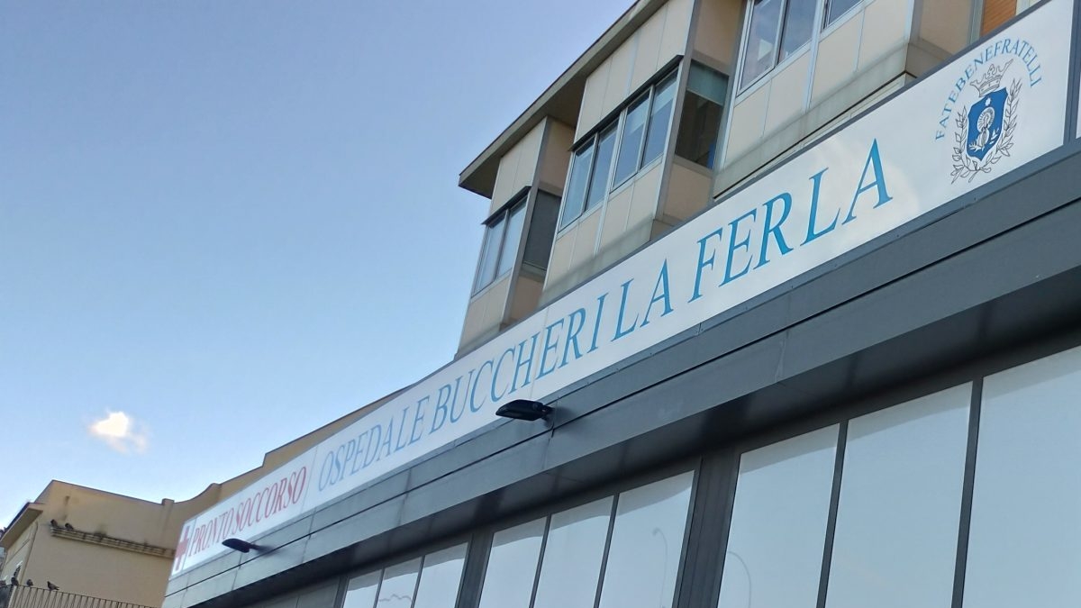Palermo, giallo sulla morte di una 14enne: «Segni di violenza e vestiti zuppi di benzina» Palermo, giallo sulla morte di una 14enne: «Segni di violenza e vestiti zuppi di benzina»