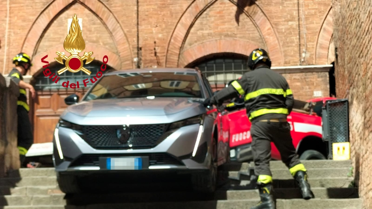Siena, cercano il ristorante e finiscono con l'auto sopra la scalinata: salvati dai vigili del fuoco