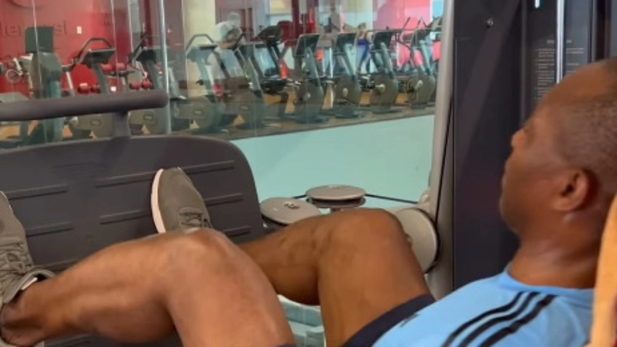 Soumahoro come Toninelli: il video dell'ex deputato mentre si allena in palestra e la musica di Ghali: "Se mi dicono vai a casa, rispondo sono già qua"