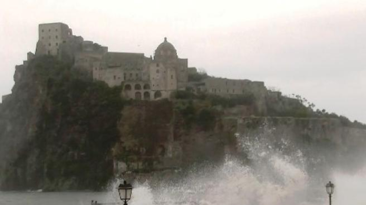 Allerta meteo in Campania: sospesi i collegamenti dal Beverello verso Forio d'Ischia