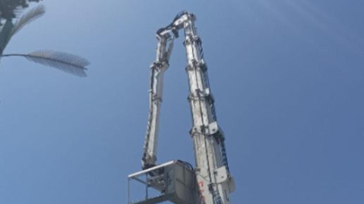 Incidente sul lavoro a Pompei, cede carrello elevatore: gravi due operai. Hanno fatto un volo di dieci metri dalla gru