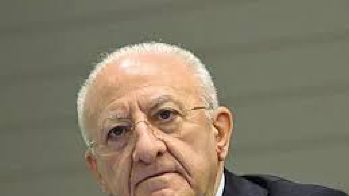 Teatro San Carlo, De Luca: «È abbandonato da quattro mesi. Una vergogna che manchi ancora il nuovo sovrintendente»