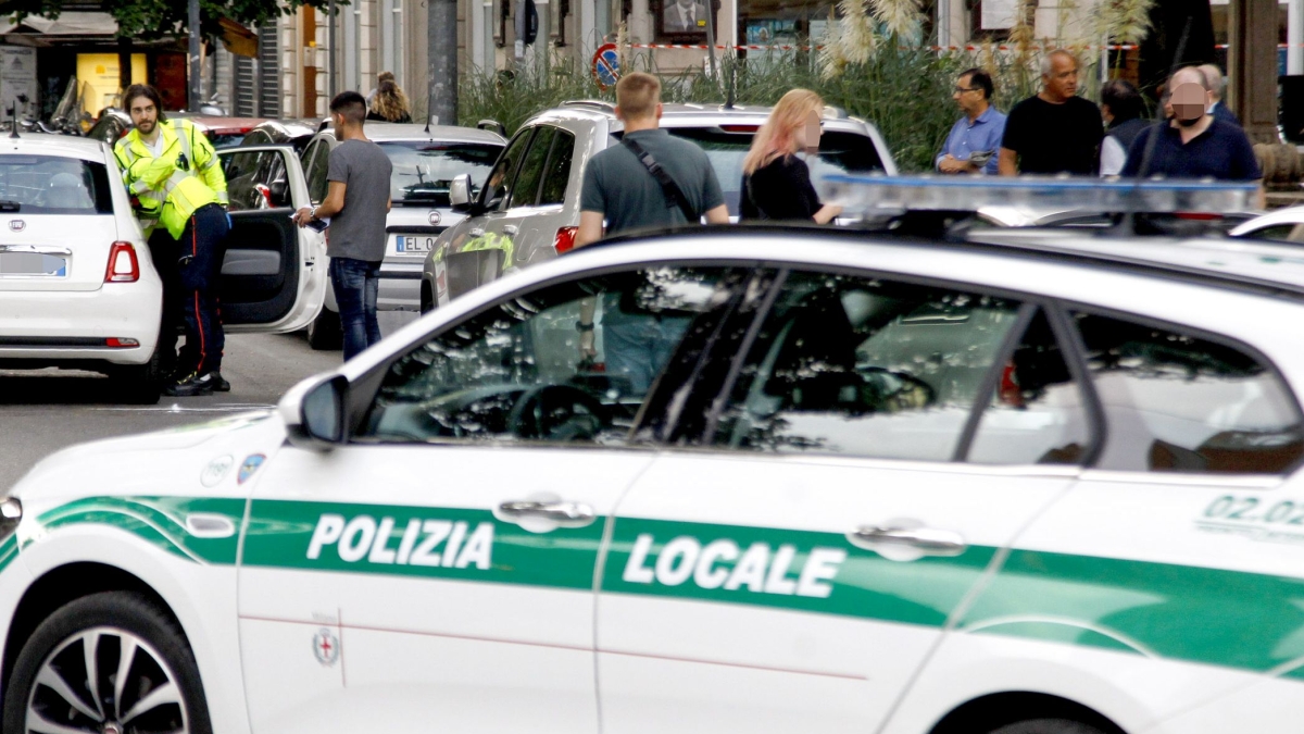 Milano, strappa dal polso di un turista un orologio Richard Mille da 500mila euro in centro: il ladro bloccato dalla polizia locale