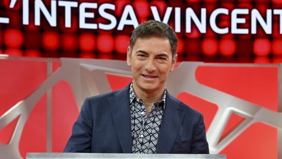 Marco Liorni compie 60 anni: gli inizi in radio, da ragazzo ha lavorato come bagnino, gli anni come inviato del Grande Fratello, 7 segreti
