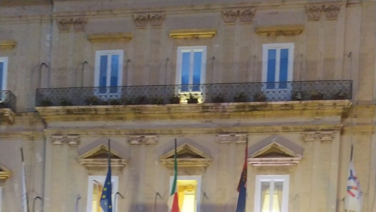 taranto assedio degli ambientalisti anti ilva il sindaco bitetti si barrica in comune poi si dimette