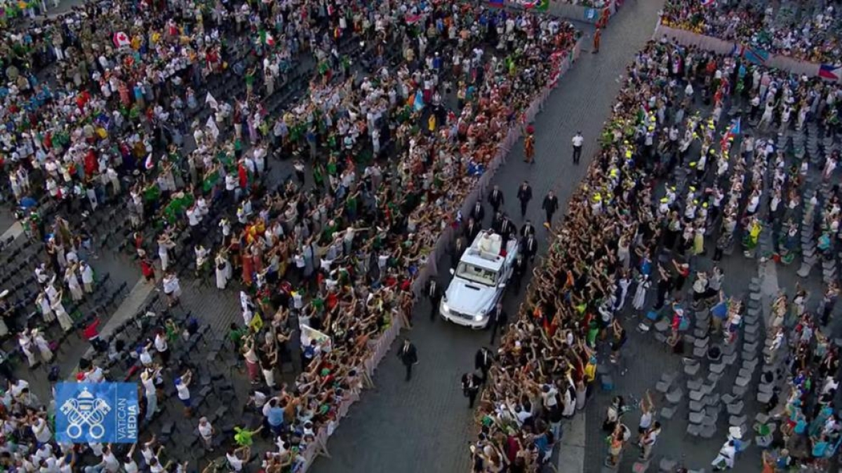 Giubileo dei giovani: papa Leone a sorpresa arriva con la papamobile a piazza San Pietro