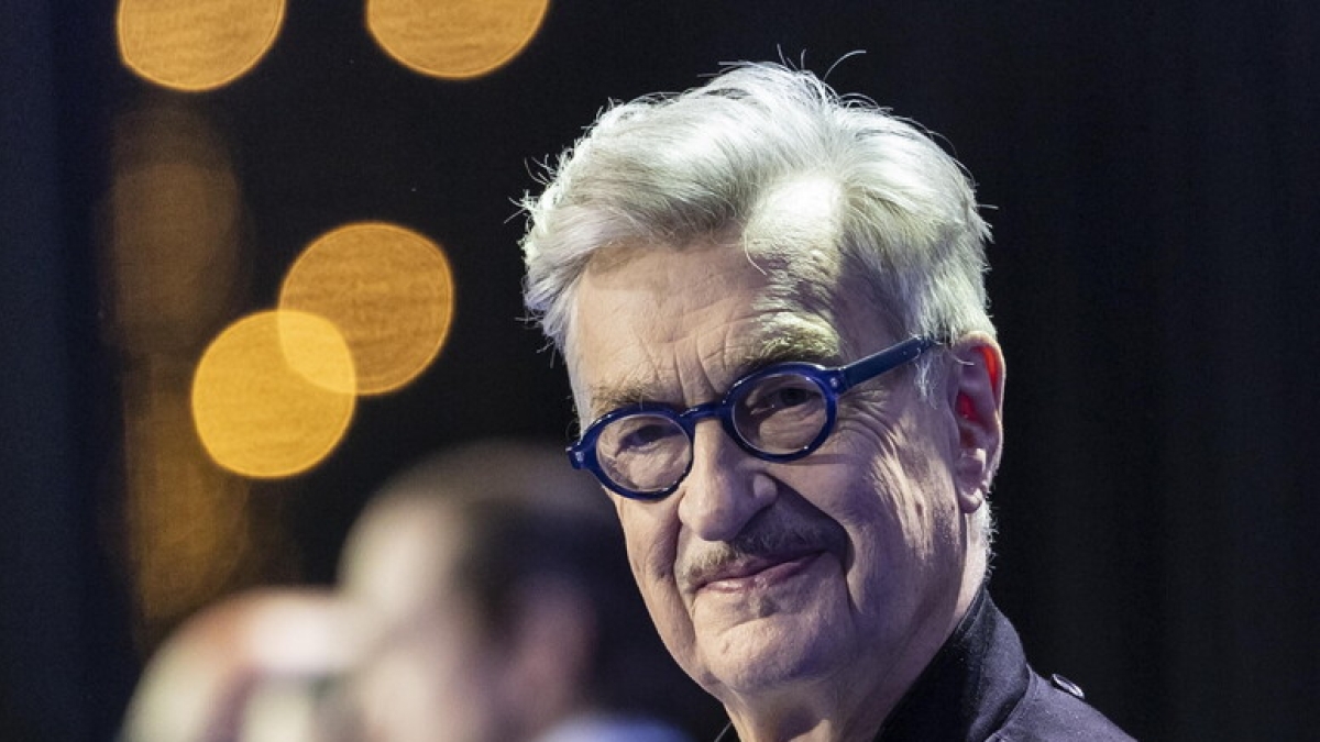 Wim Wenders compie 80 anni: il padre medico, la nascita del movimento Nuovo cinema tedesco, i videoclip diretti per gli U2, 7 segreti