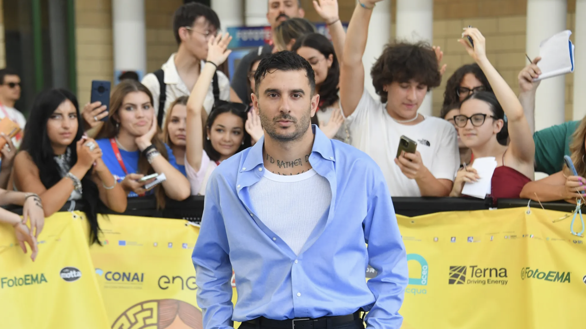 Junior Cally: «Sanremo è stato un trauma, poi ho conosciuto Margherita e sono rinato: oggi ho un circolo di padel e a settembre mi sposo. Ma al Festival ci tornerei anche a piedi»