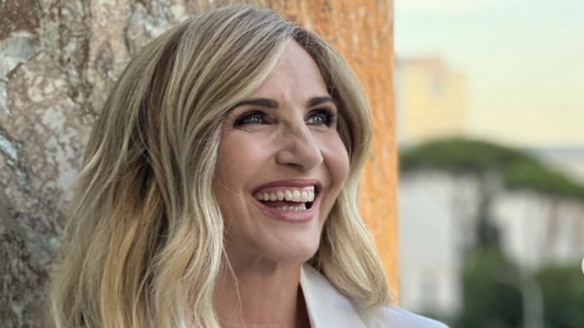 Lorella Cuccarini compie 60 anni: gli inizi alla scuola di ballo di Enzo Paolo Turchi, Baudo la scoprì ad una convention, la presunta rivalità con Martines e Parisi, 7 segreti