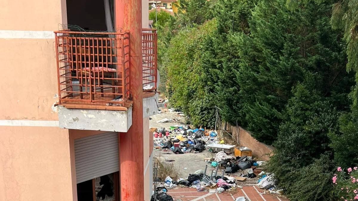 Ponsacco, rifiuti e sporcizia, Palazzo Rosa è una discarica: «Ora lo sgombero»