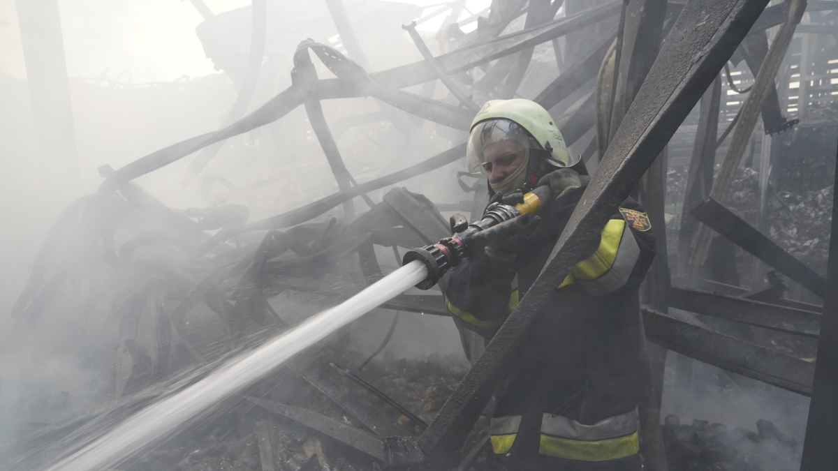 Nella notte massiccio attacco russo su Kiev: 6 morti, anche un bimbo. Zelenski: "Terroristi" Nella notte massiccio attacco russo su Kiev: 6 morti, anche un bimbo. Zelenski: "Terroristi"