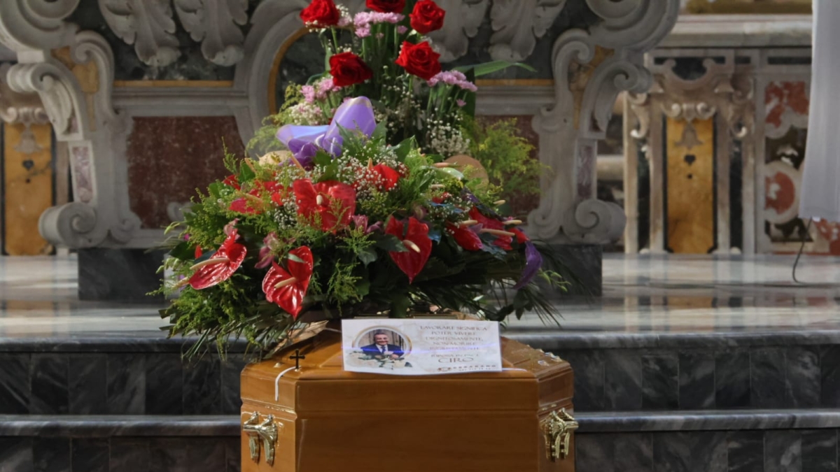 Napoli, i funerali degli operai morti all'Arenella. Disposta la perizia sui perni e bulloni a cui era fissato il montacarichi
