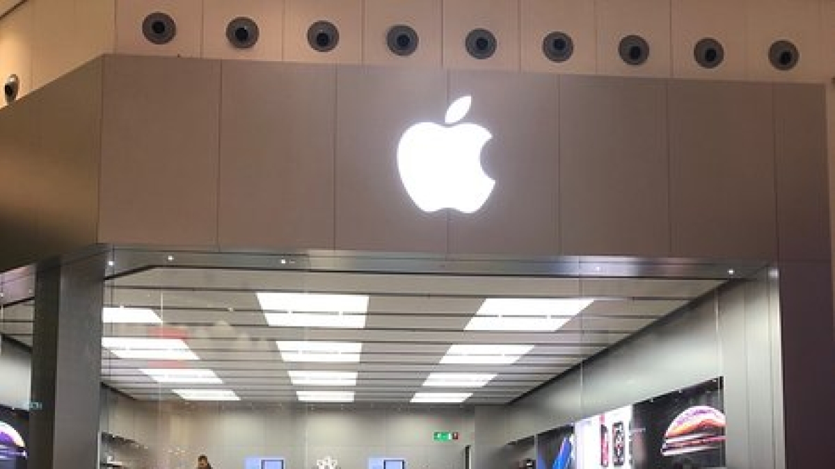 Furto all'Apple store del centro commerciale Carosello di Carugate: uno dei ladri cade dal tetto e resta ferito gravemente