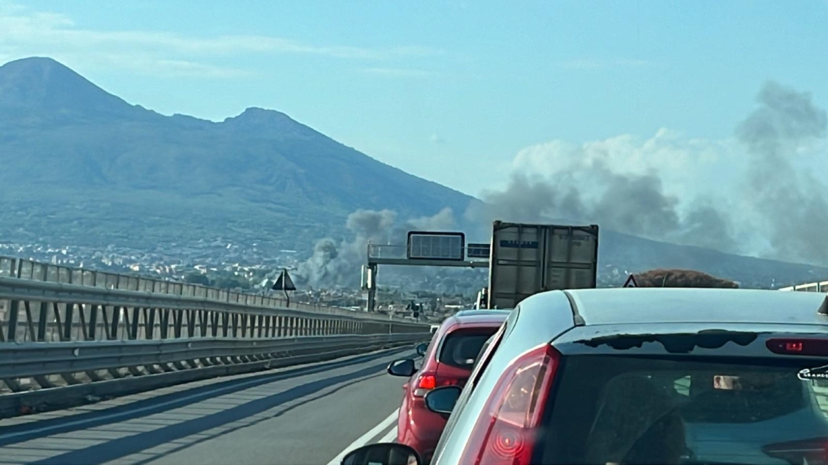 Incendio a Castellammare di Stabia: a fuoco un deposito d'auto Stop ai treni della circumvesuviana e code in autostrada