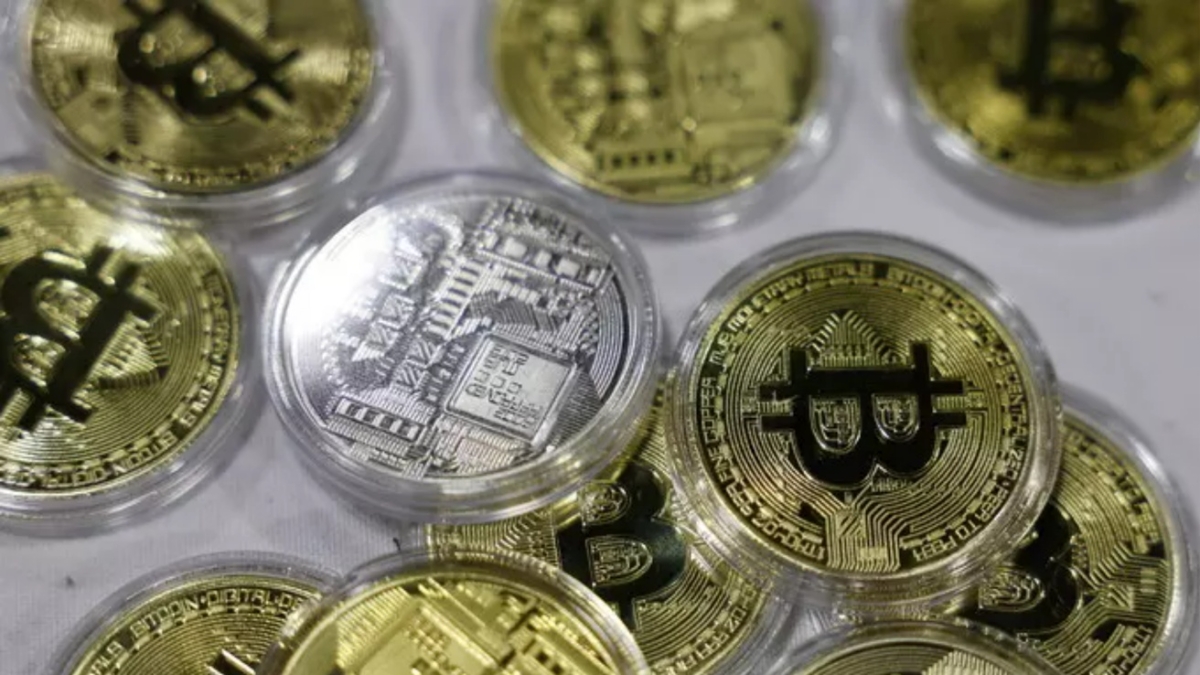 Prato, scoperta banca clandestina specializzata in criptovalute: riciclati oltre 9 milioni di euro
