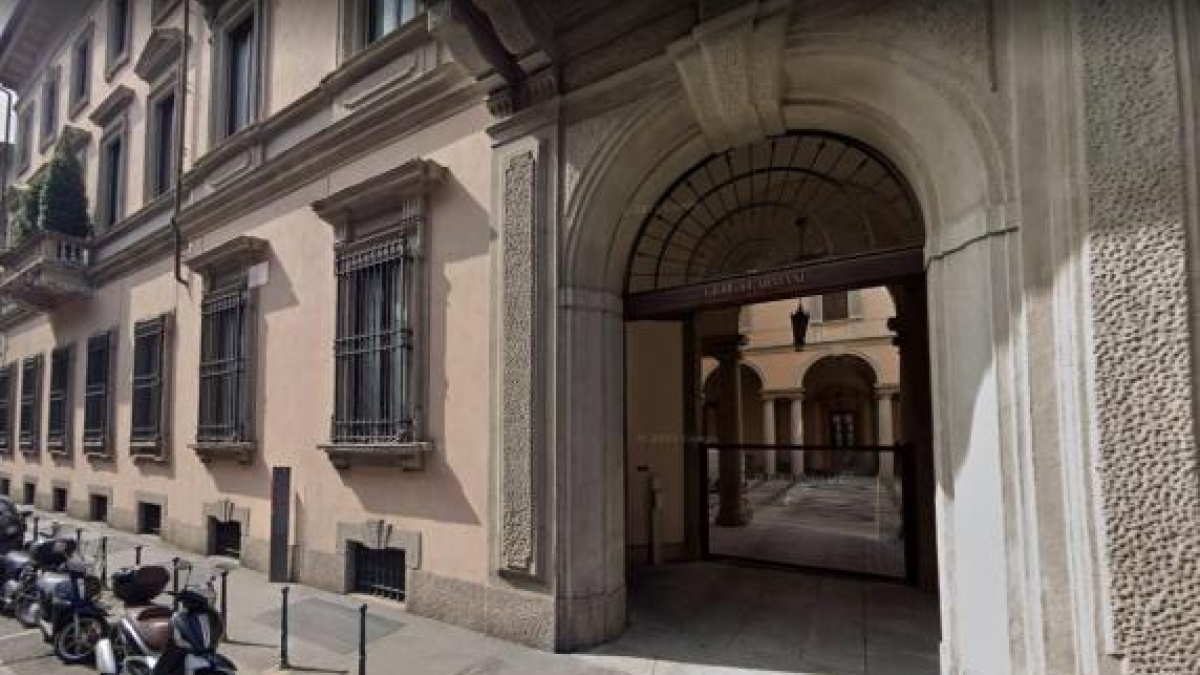 Armani e i lavoratori sfruttati: 3,5 milioni di multa dall'Antitrust per pratica commerciale ingannevole. L'azienda: «Ricorreremo al Tar»