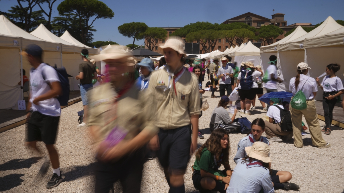 Giubileo dei giovani, migliaia alle confessioni al Circo Massimo. A Santa Maria in Trastevere il manifesto: «Nel 2033 a Gerusalemme»