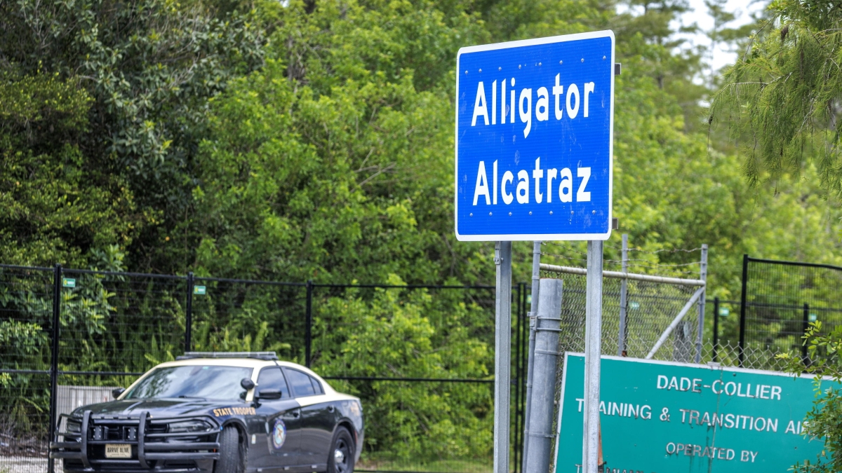 alligator alcatraz giudice ordina lo stop ai lavori possibili danni ambientali