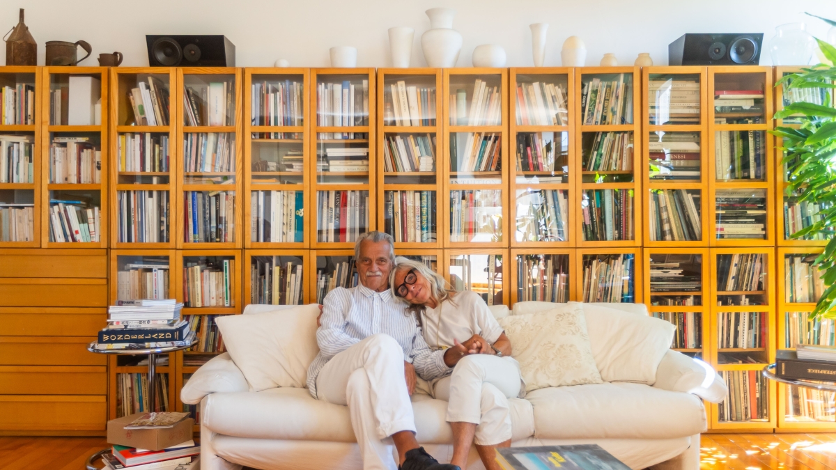 Milano, l'ex casa di ringhiera abbandonata e rinata grazie a Lorenzo Perrone: «Questo appartamento è cambiato con me»