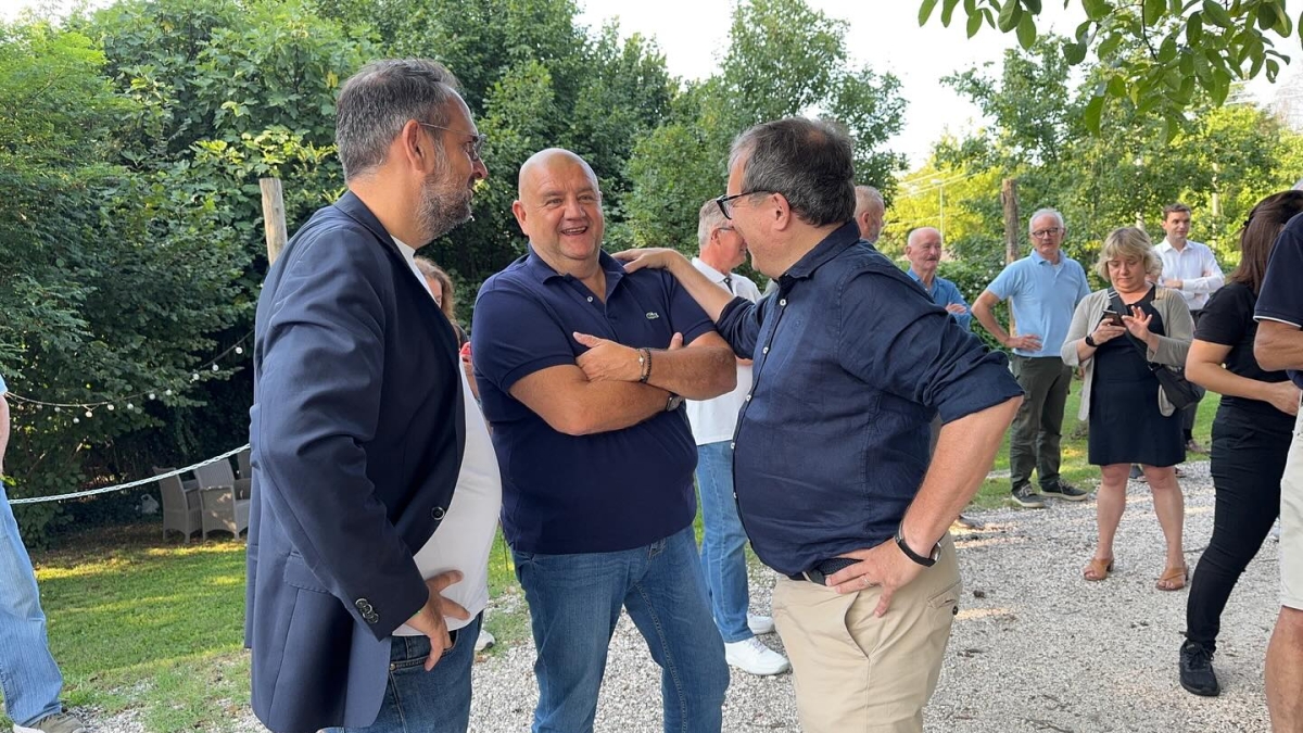 Politica, la tradizione del primo agosto: quel sorso di vino bianco che riduce le distanze fra leghisti e centrosinistra