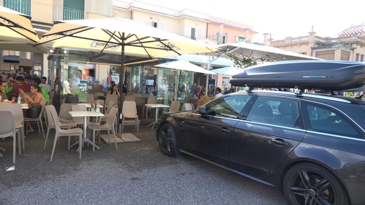Viareggio, auto piomba in Passeggiata sui tavolini di un bar: fuggi-fuggi di turisti ma nessun ferito