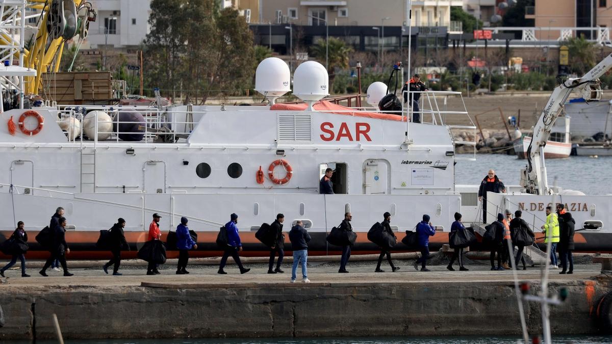 Migranti, si accelera sui rimpatri. Scontro governo toghe per la sentenza della Corte Ue Migranti, si accelera sui rimpatri. Scontro governo toghe per la sentenza della Corte Ue