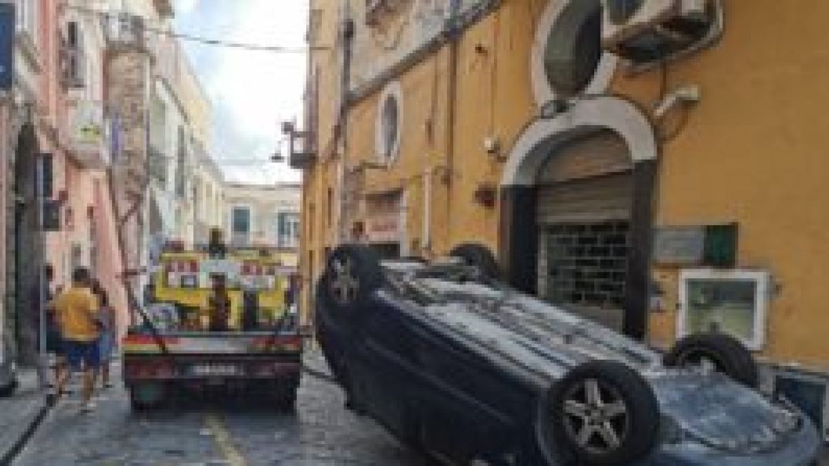 Incidente a Ischia Ponte, auto con 5 persone a bordo si ribalta: tutti illesi