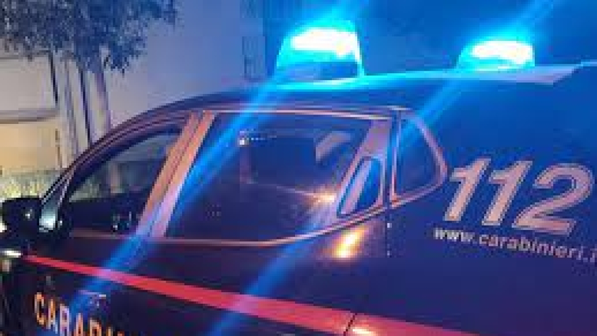 Giugliano, per farsi strada nel traffico riproduce il suono delle sirene delle forze dell'ordine: denunciato