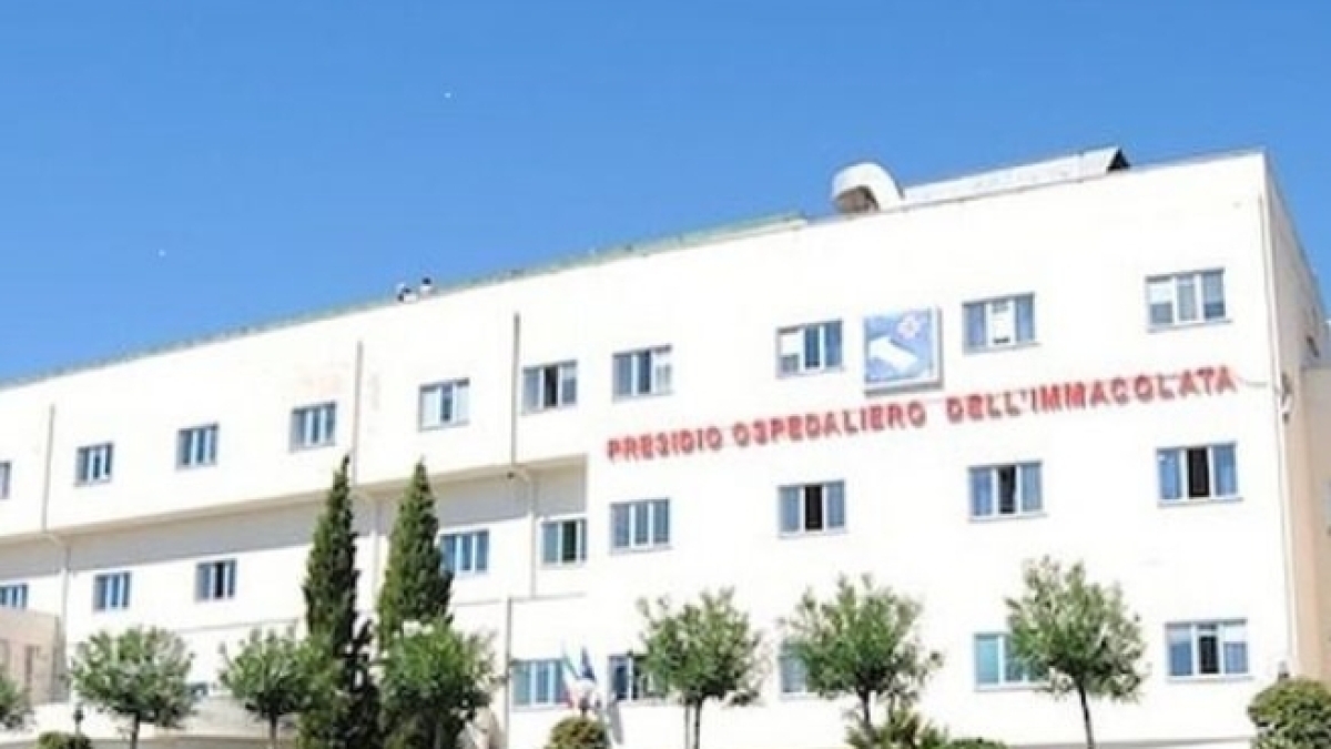 Sapri, travolto da auto mentre guida bici elettrica: è grave