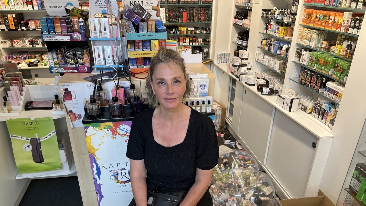 Rossella La Regina, la commerciante che ha messo in fuga il rapinatore a Firenze: «L'ho preso a pugni per rabbia, ma non è giusto che debba trasformarmi in una belva per difendermi»