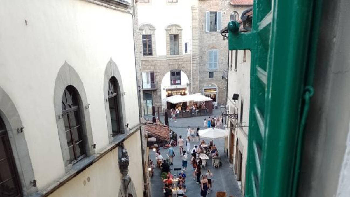 Firenze, l'esposto di due residenti (minacciati) contro il ristorante: «Dehors abusivi? Dopo le multe va tolta la licenza»