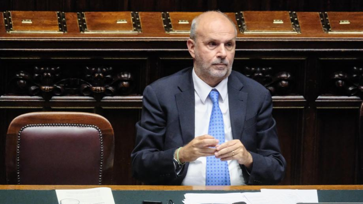 Raccolte di firme e accuse al ministro. Un caso la nomina di due medici no vax