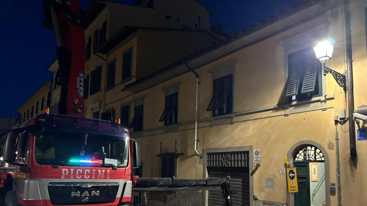 Firenze, il cantiere blocca il garage senza preavviso, la rabbia dei residenti di via dei Renai: «Prigionieri di un camion con la gru»