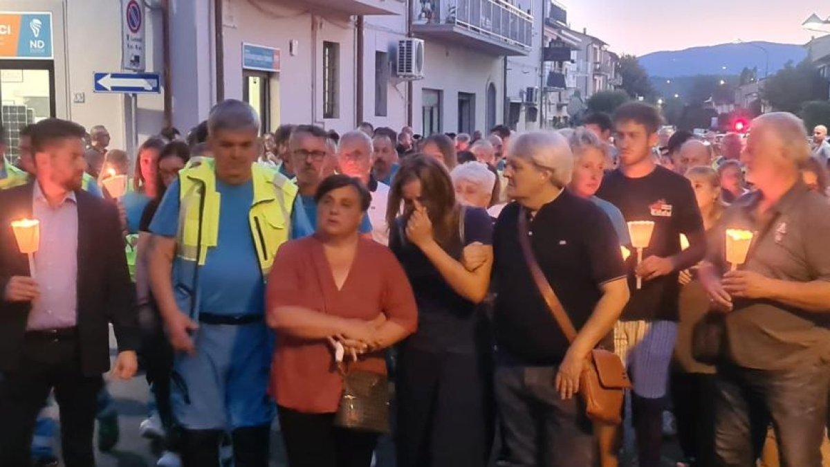 Nel silenzio di Terranuova Bracciolini: fiaccole, lacrime e bandiere a mezz’asta per Giulia e Gianni uccisi nell'incidente sull'A1