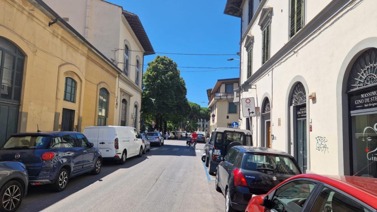 Firenze, la mesta parabola di via degli Artisti: un negozio al posto del Gruppo Donatello