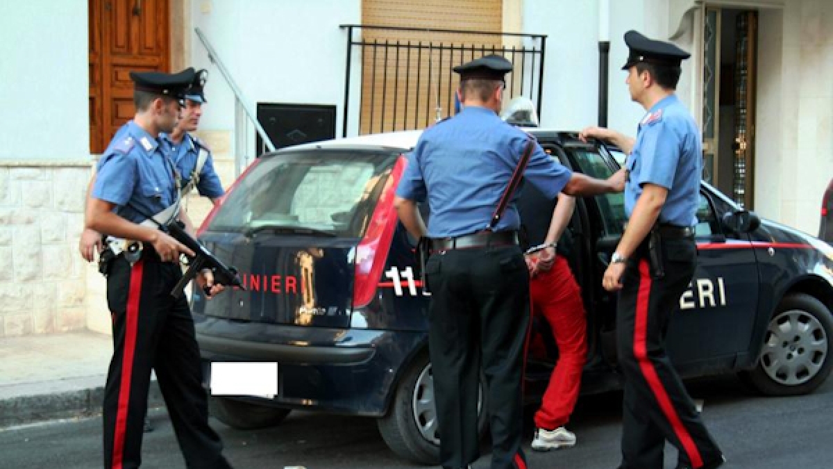 Furto nella villa a Roma di Fiorello, rubati gioielli e orologi: bottino da  oltre 300mila euro | Corriere.it