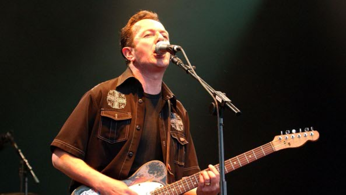 Joe Strummer avrebbe 73 anni: il padre diplomatico, le origini del nome d’arte, 10 segreti