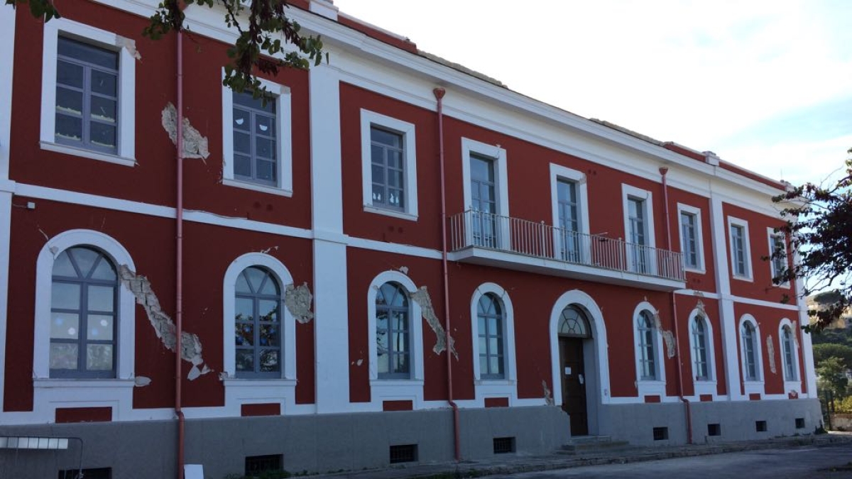 Casamicciola, a otto anni dal terremoto il Comune avrà una nuova sede: l'ex scuola Manzoni