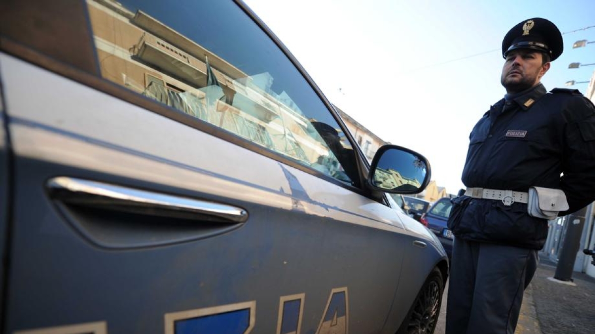 Roma, bidello accusato di violenza sessuale su tre alunne si nascondeva in casa: arrestato