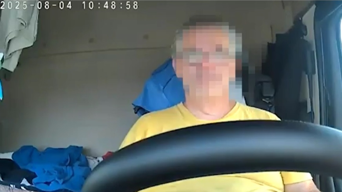 Incidente A1, il video dell’autista distratto poco prima della strage. Si indaga per capire come è stato girato