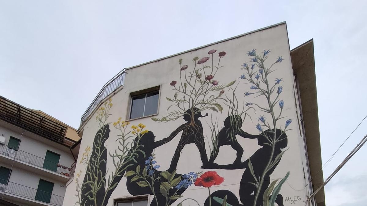 Firenze, un grande murale sul centro di accoglienza Luca Misuri: «Così raccontiamo la bellezza delle relazioni umane»