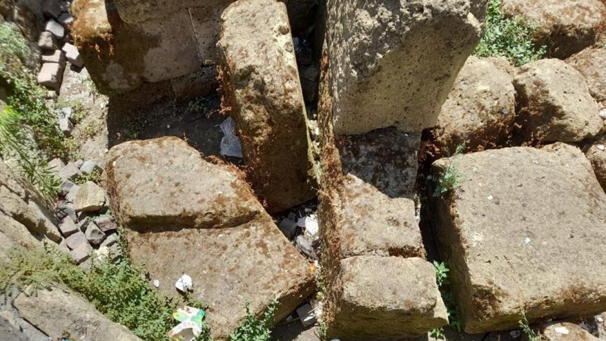 Napoli, il triste destino delle mura greche. A Forcella vince solo il degrado