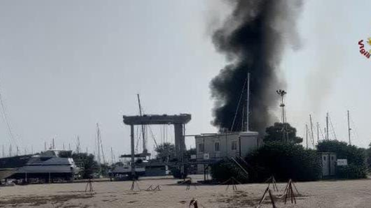 Esplosione a Ostia, incendio in un cantiere nautico sul Tevere: quattro barche in fiamme. Tre pompieri intossicati
