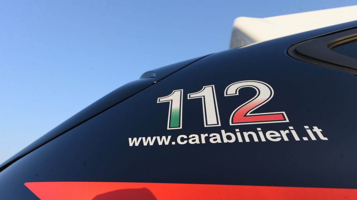 Scappa dall'alt dei carabinieri a Forte dei Marmi e si schianta sul lungomare nell'inseguimento: motociclista muore a Marina di Massa