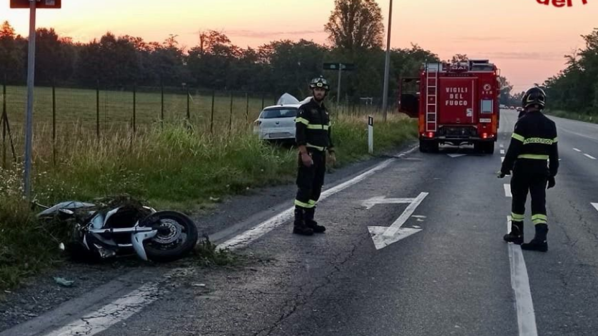 Francesco Colica morto in moto a Rho: tamponato da un'auto mentre era fermo al semaforo e sbalzato contro un palo. Test antidroga per il conducente