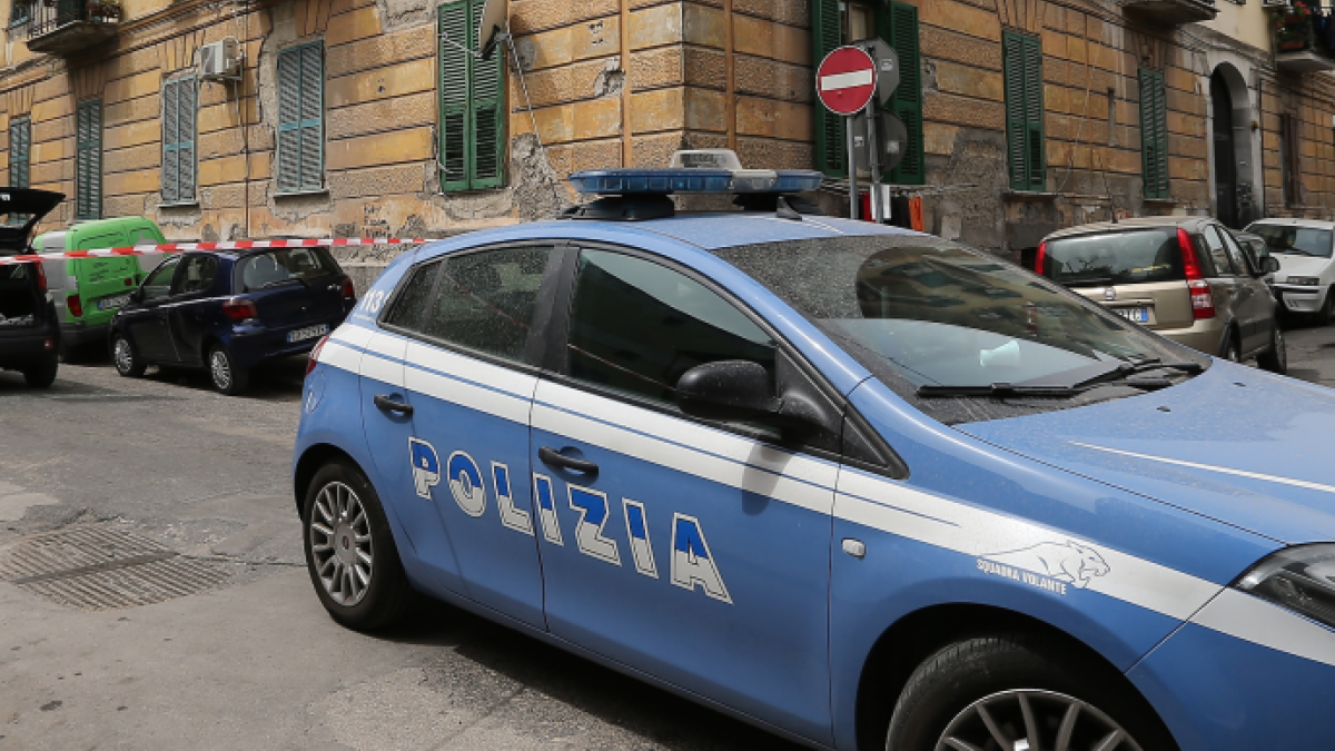Giallo nella notte in viale Marche a Cinisello Balsamo, una donna di 30 anni è precipitata da un hotel: è molto grave